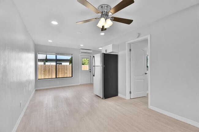 Building Photo - 6101 NW 9th Ct