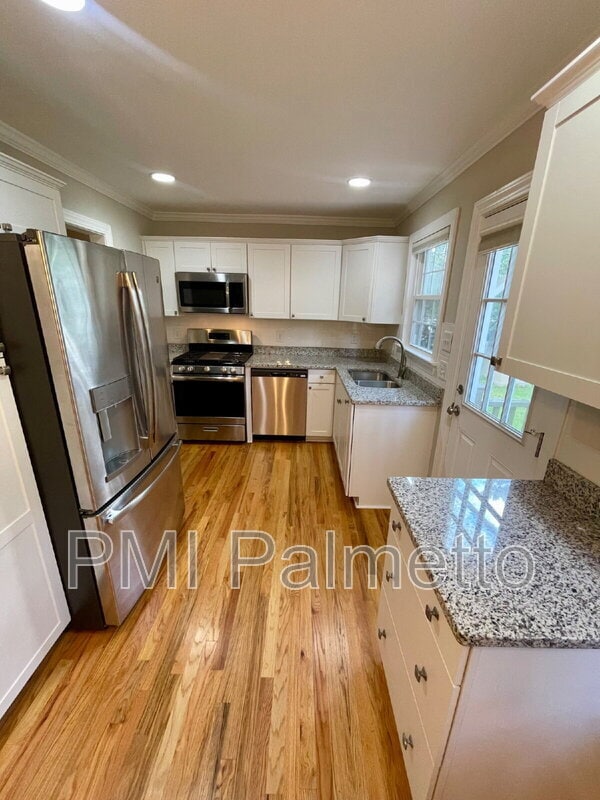 Building Photo - 746 Deerwood St