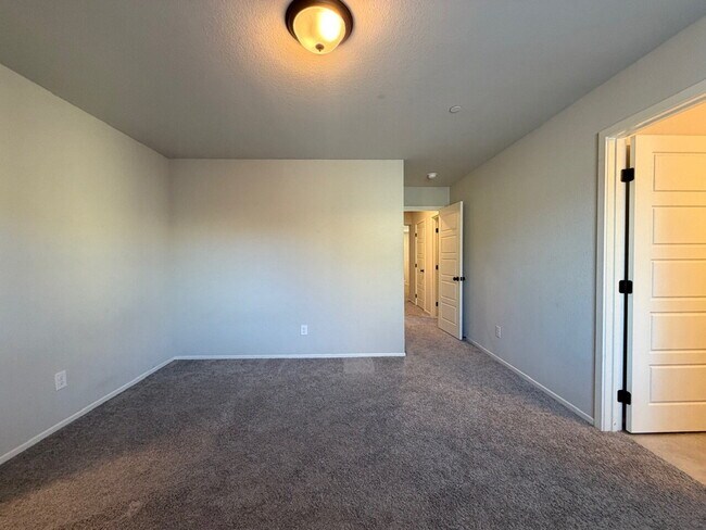 Building Photo - GATED 4 BED 2.5 BATH 2 CAR GARAGE SINGLE FAMILY HOME w/ LOFT, BEDROOM DOWNSTAIRS, NEXT TO COMMUNI...