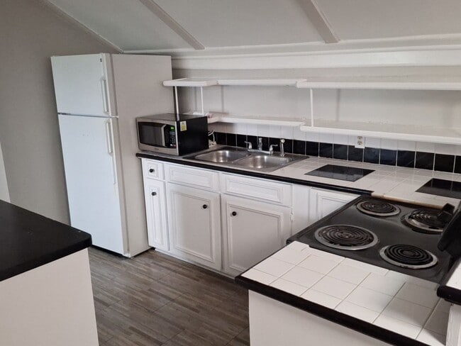 Building Photo - 1BR/1BA ready to rent 2 blocks from Lakebottom