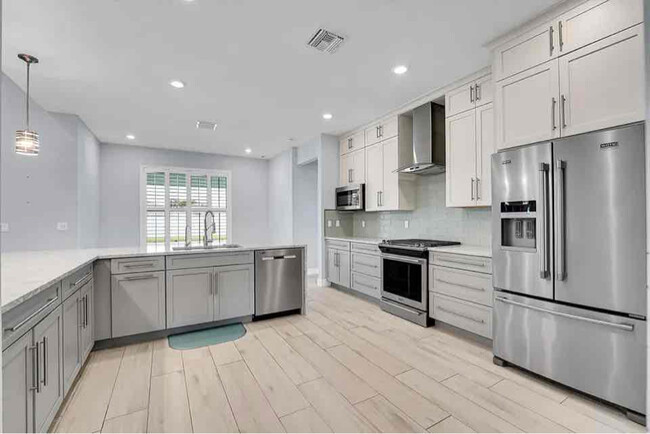 Building Photo - 2420 SE Rock Springs Dr