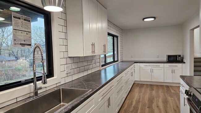 Building Photo - 2002 Woodlea Dr