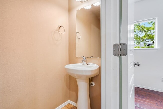 Building Photo - 3 bed, 3.5 bath townhouse in McKenzie Ridg...
