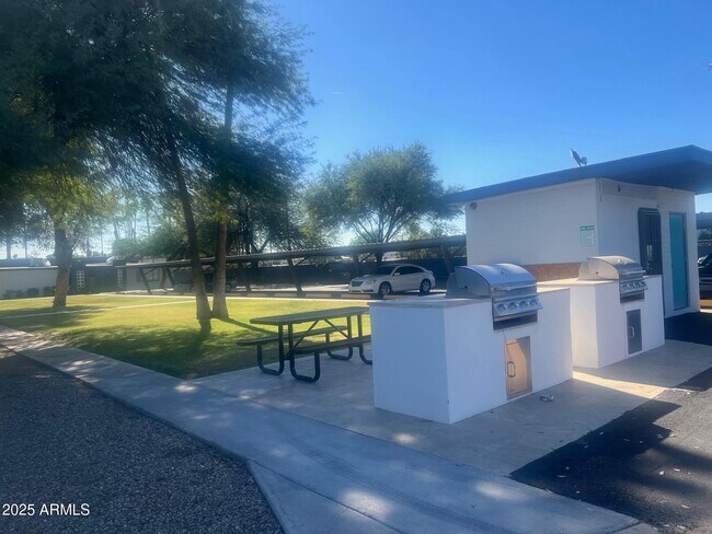 Building Photo - 1518 W Colter St