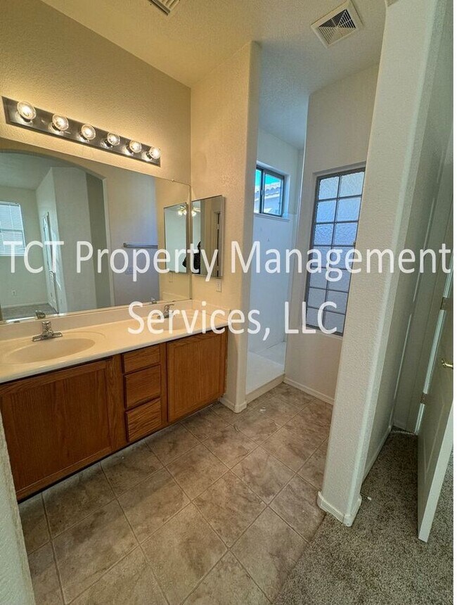 Building Photo - Cozy Three Bedroom House in Gated Mesa Community