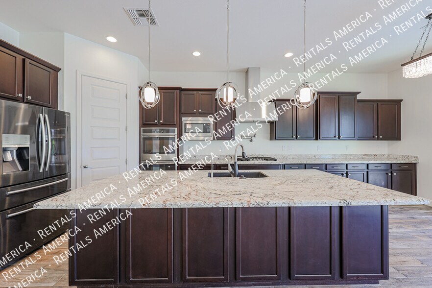 Building Photo - 4121 E Yellowstone Pl