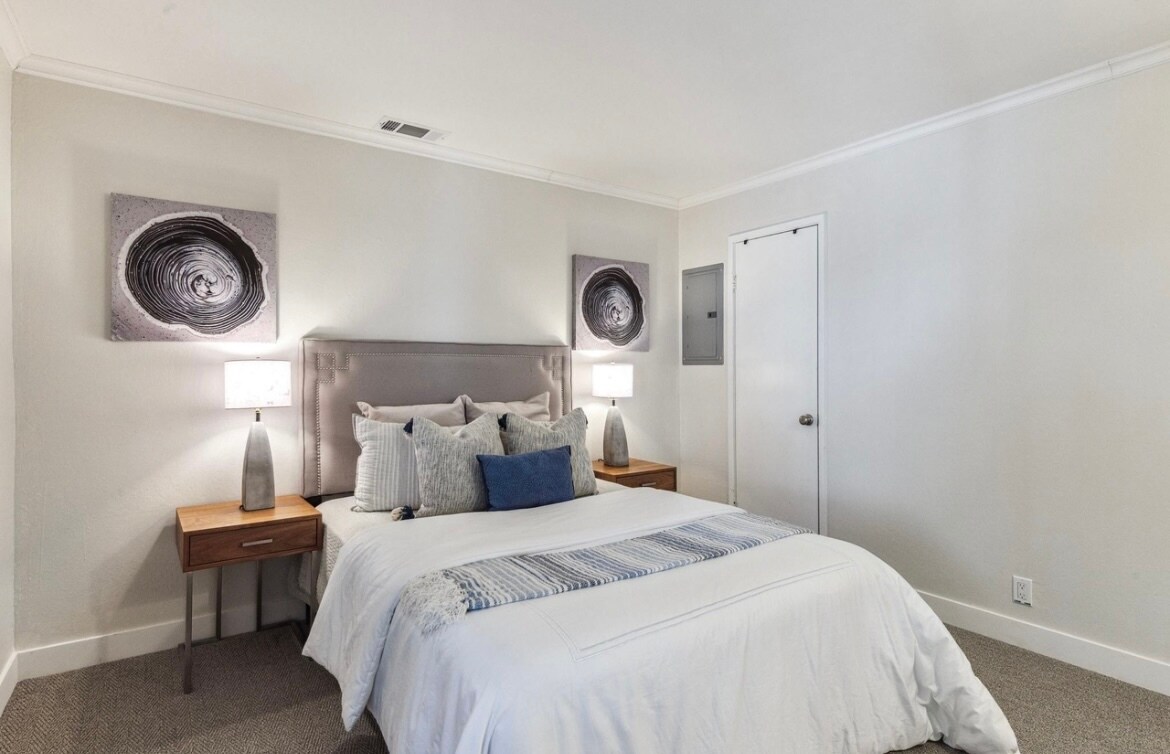 Building Photo - 2724 Oak Rd