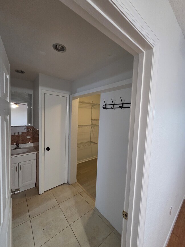 Building Photo - 606 Lakespur Ln