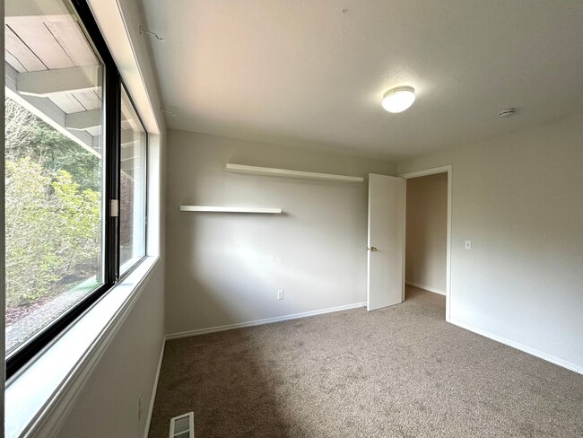 Building Photo - Beautiful 4BD Home | Fireplace, Fenced Backyard, Deck, Garage & A/C