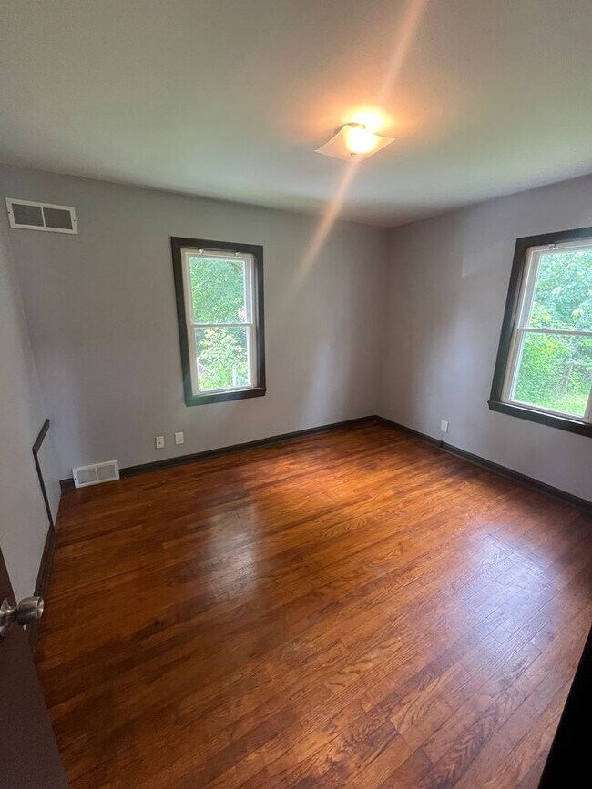 Building Photo - Section 8 Accepted! Newly Renovated 3-Bedr...