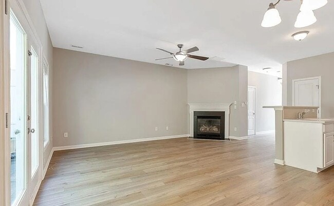 Building Photo - MUST SEE !! 3bd 3.5ba Townhome in Fuquay V...