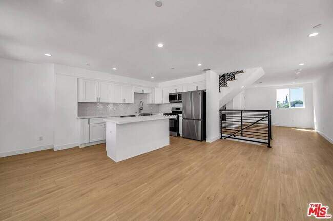 Building Photo - 227 S Park View St
