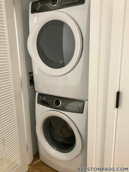 Building Photo - 83 Gardner St