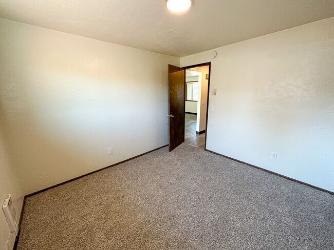 Building Photo - EVERGREEN1574-1594