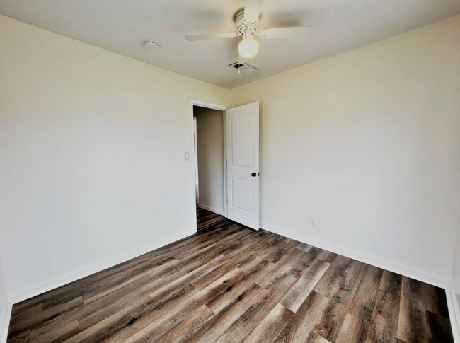 Building Photo - Beautiful 4 Bedroom 2 Bath