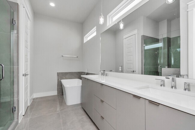 Building Photo - 5818 Burt St