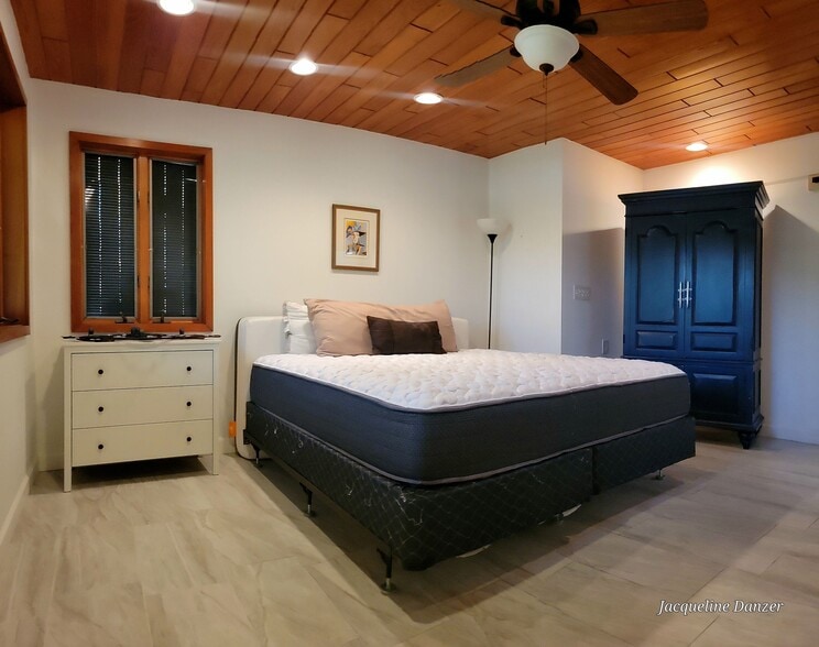 Building Photo - 2241 NE 38th St