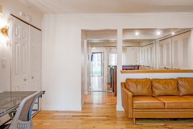 Building Photo - 531 Longshore Dr