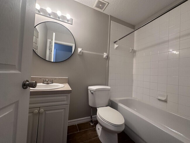 Building Photo - 2929 Fan Palm Dr