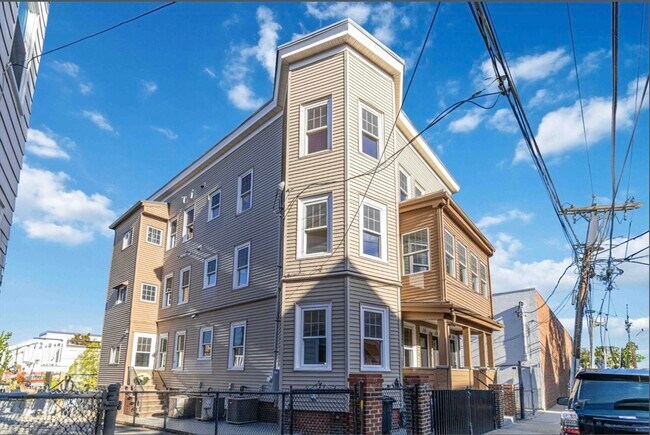 Building Photo - 20 Alston St