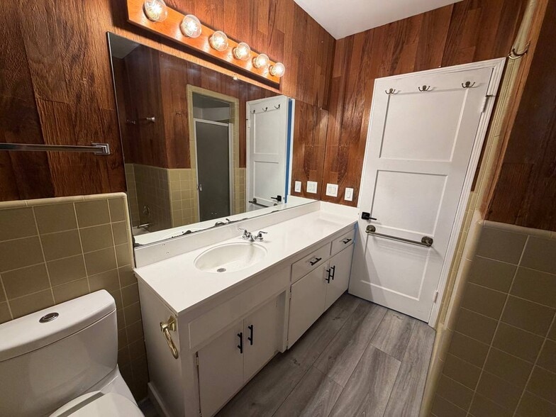 Building Photo - 13422 Oxnard St