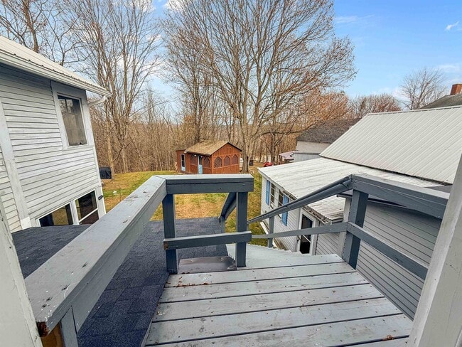 Building Photo - 230 King St