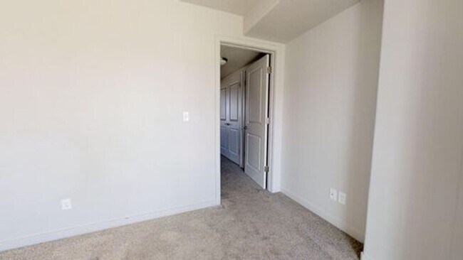 Building Photo - CONDO 2 BED 1 BATH BEHIND WINCO FOR RENT I...