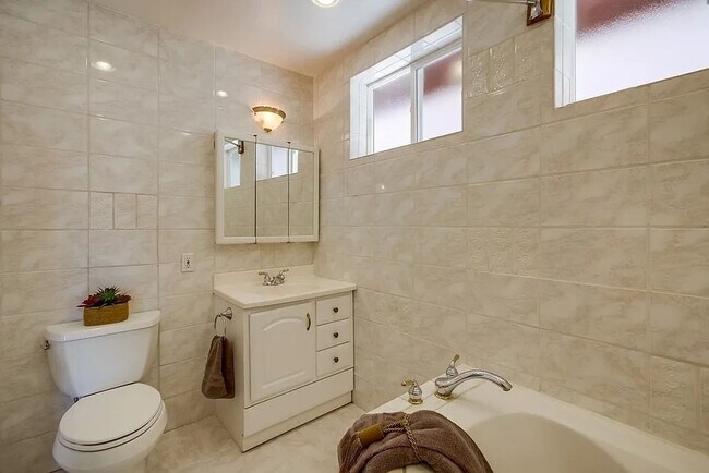 Building Photo - Charming 3 Bed 2 Bath In Spring Valley