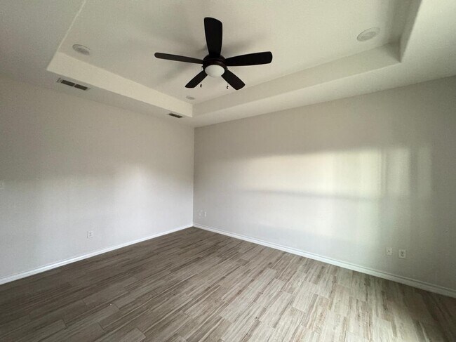 Building Photo - 6002 Amir Dr