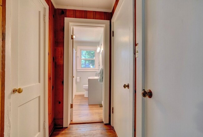 Building Photo - Charming Cape Cod Home - Detached Garage - Pet Friendly!