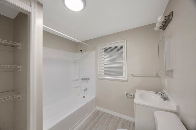 Building Photo - Spacious 2bdrm/1bath home with detached ga...