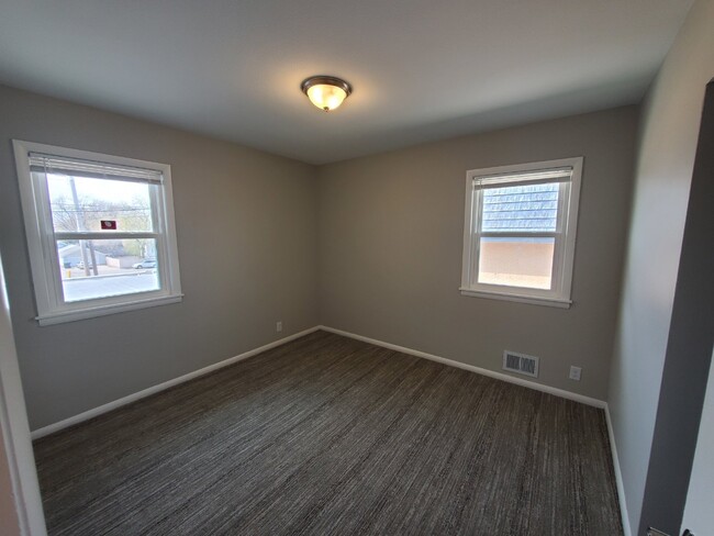 Building Photo - Gorgeous 3 bedroom 2 bath - Side by Side Duplex South Minneapolis