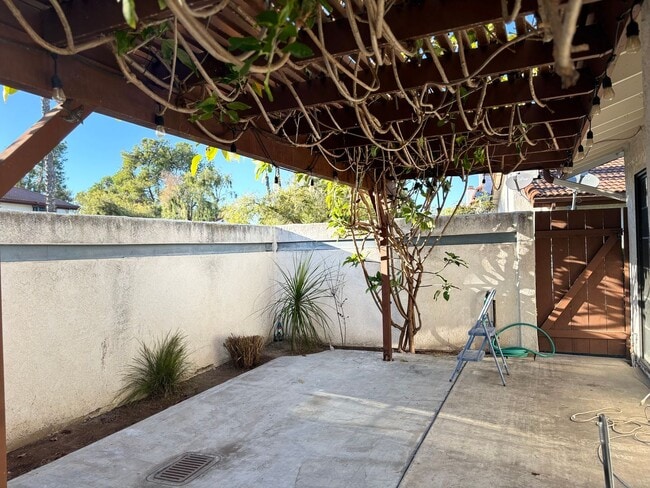 Building Photo - Spacious 3 bedrooms 3 full baths home in C...