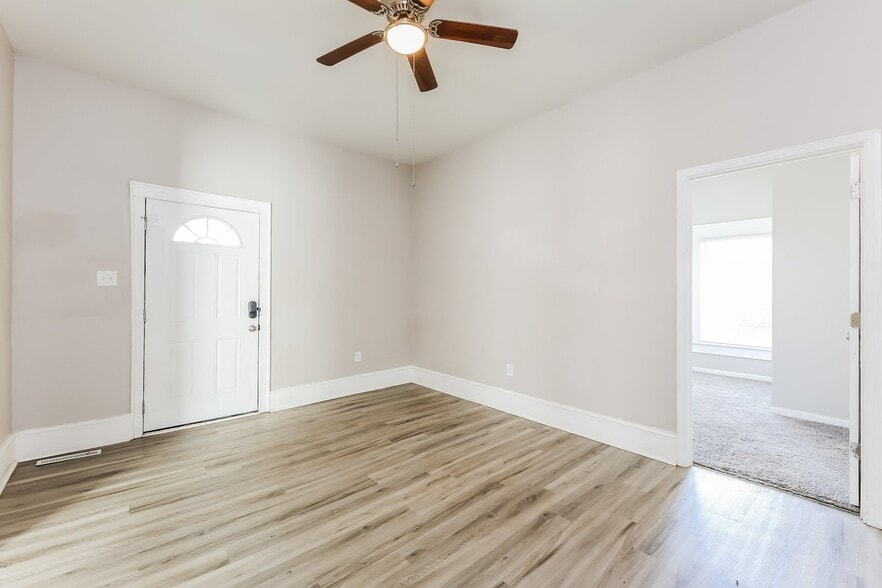 Building Photo - 203 Wellington St