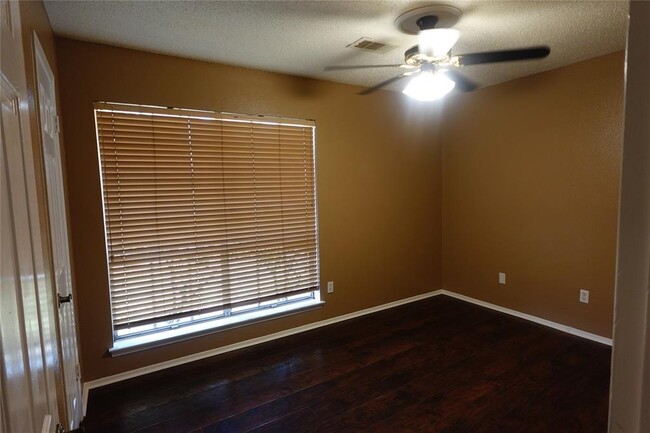 Building Photo - 6314 Sandy Oaks Dr