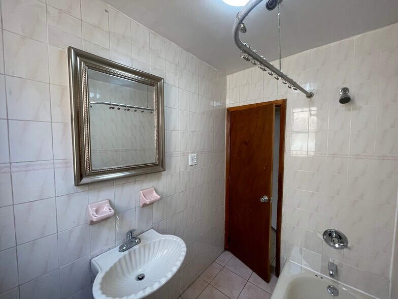 Tile bath with deep tub - 98 Bristol St