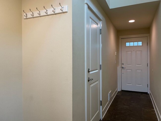 Building Photo - Light and Bright Greenwood Townhouse