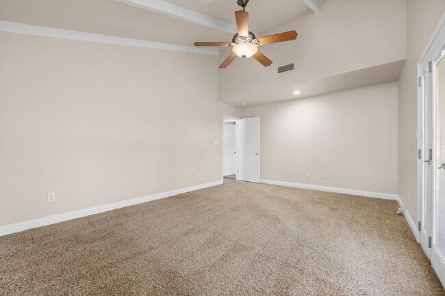 Building Photo - 605 N El Rio Dr