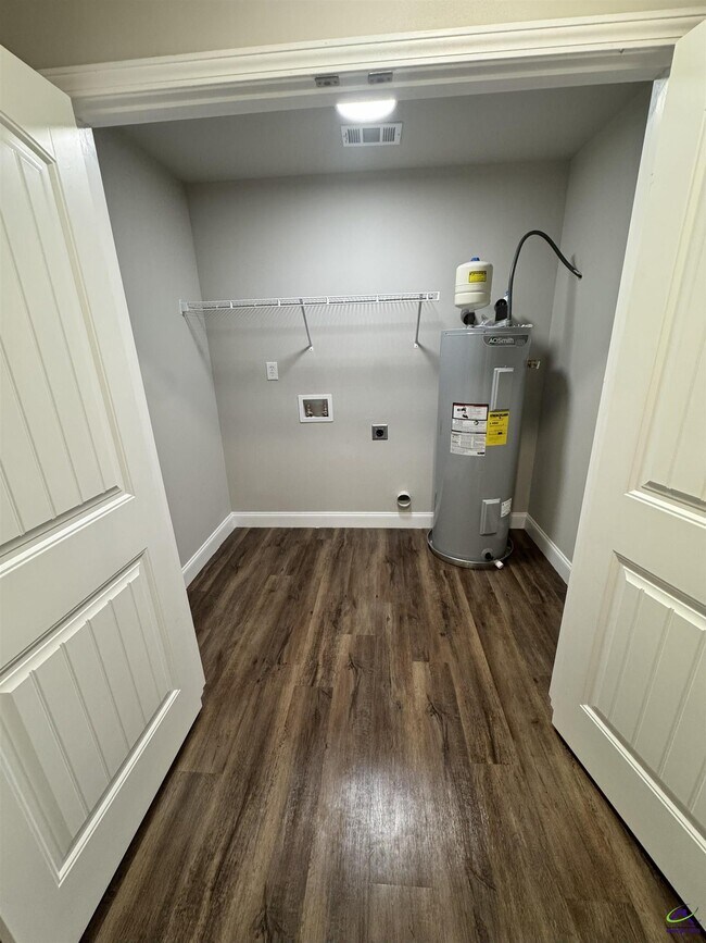 Building Photo - 301 Doyle St