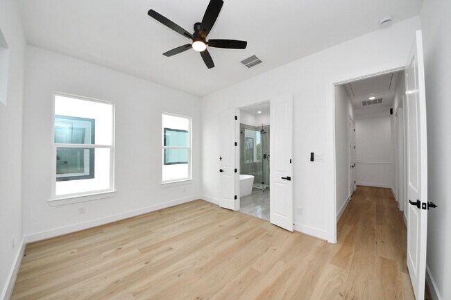 Building Photo - 7117 Eastwood St