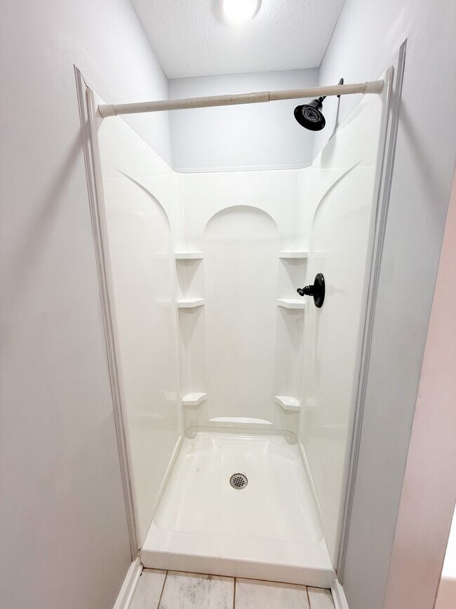 Building Photo - 3 Bedroom 3 Bathrooms located on a Cul De ...