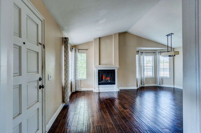 Building Photo - Spacious 2 Bedroom, 2 Bath – End Unit with...
