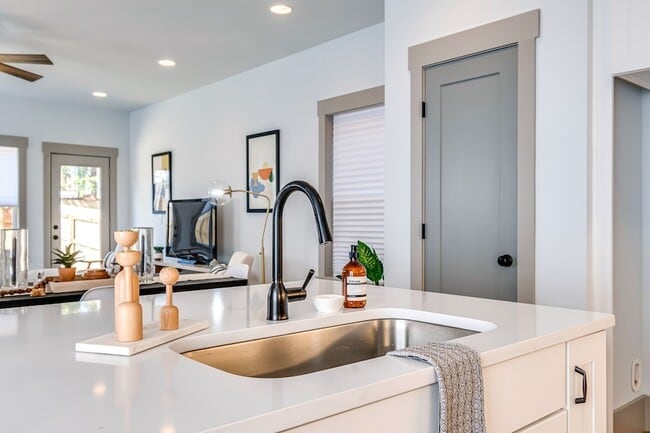 Building Photo - 1603 Porter Ave