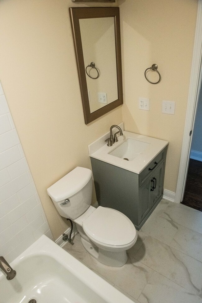 Building Photo - 1028 Valley Stream Dr
