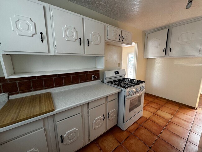 Building Photo - Bel-Air Neighborhood 2 Bed!