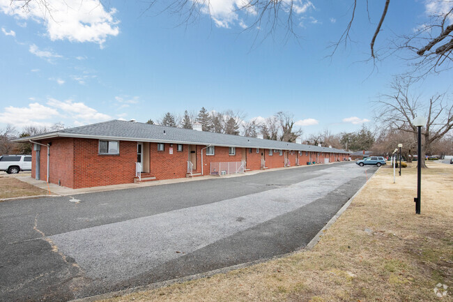 Building Photo - Lakebreeze Apartments