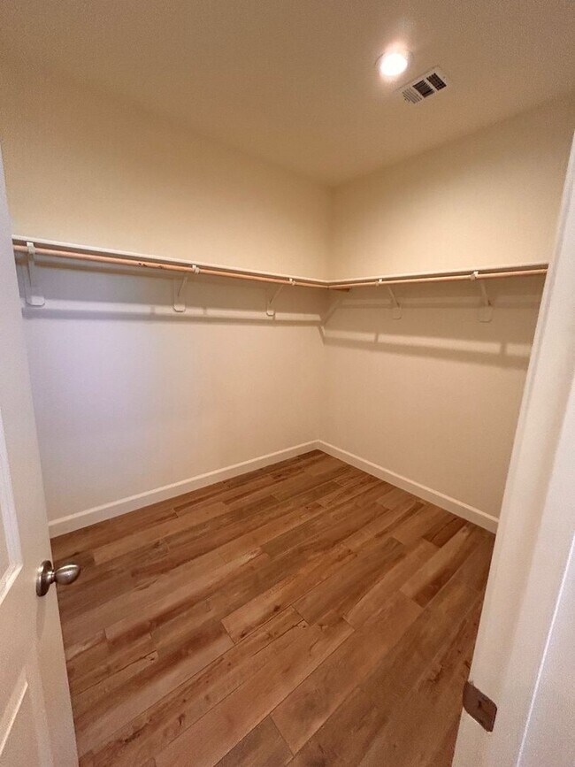 Building Photo - Beautiful home for rent in gated community in Visalia