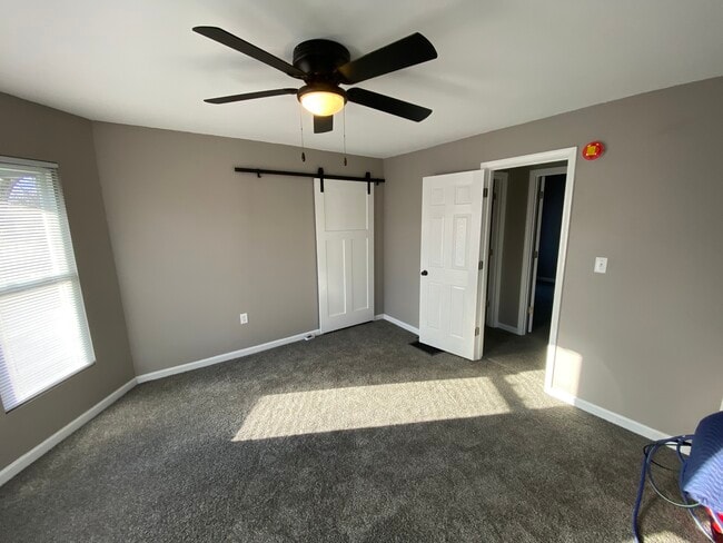 Building Photo - 942 N Schuyler Ave