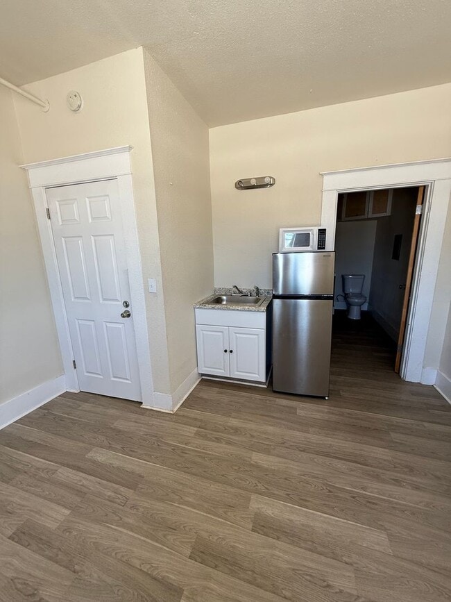 Building Photo - 97 E 1st St