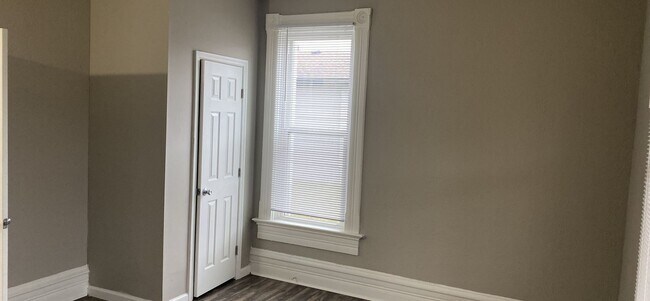 Building Photo - 107 N Second 4BR/2BA (Trenton)